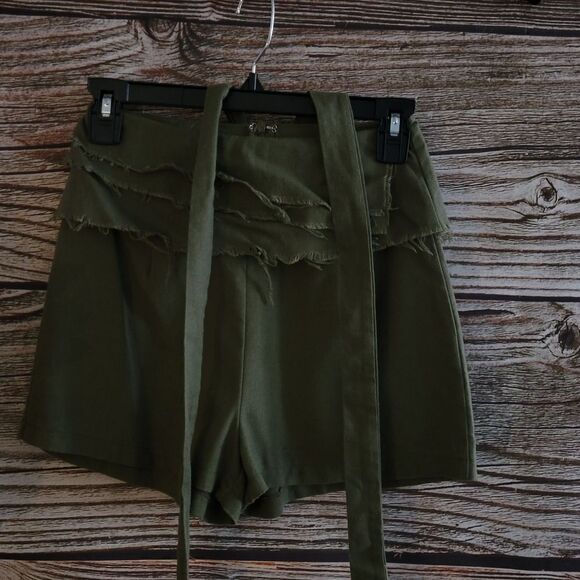 Mint Vanilla 46% linen Women's Shorts size: 6 green fatigue Pre-owned - Picture 1 of 7
